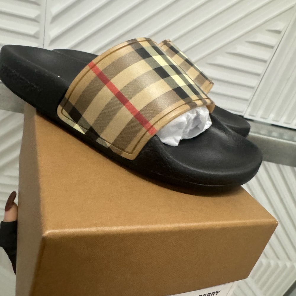 Authentic Burberry Kids slides size 11c &
11,5c EU size 28 & 29